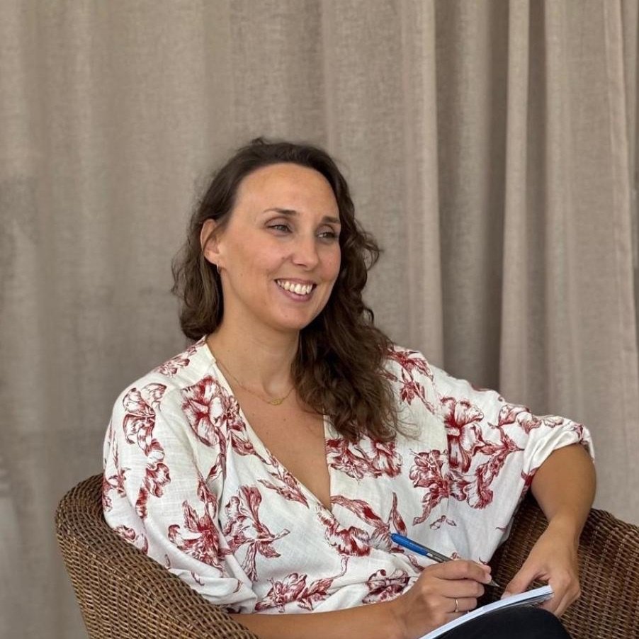 L&eacute;na assise en s&eacute;ance de sophrologie, regard bienveillant